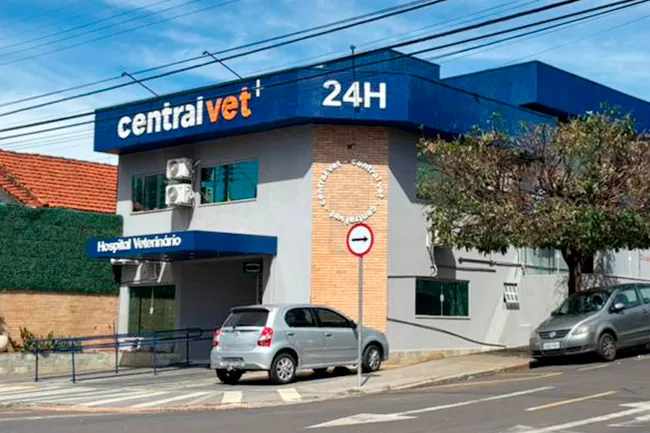 Fachada do hospital na esquina, com o letreiro Central Vet 24H e a faixa Hospital Veterinário sobre a entrada