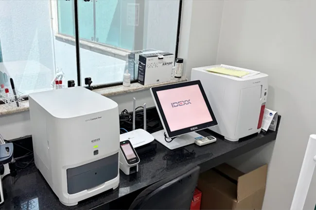Bancada do laboratório próprio, com analisadores automáticos e computador de leitura dos exames