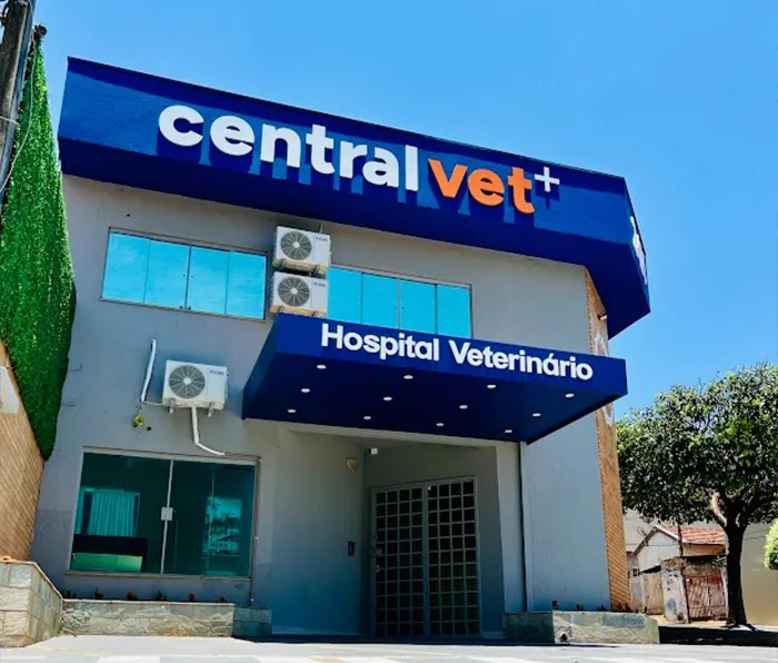 Fachada do Central Vet+, com o letreiro da marca sobre a marquise azul e a faixa Hospital Veterinário